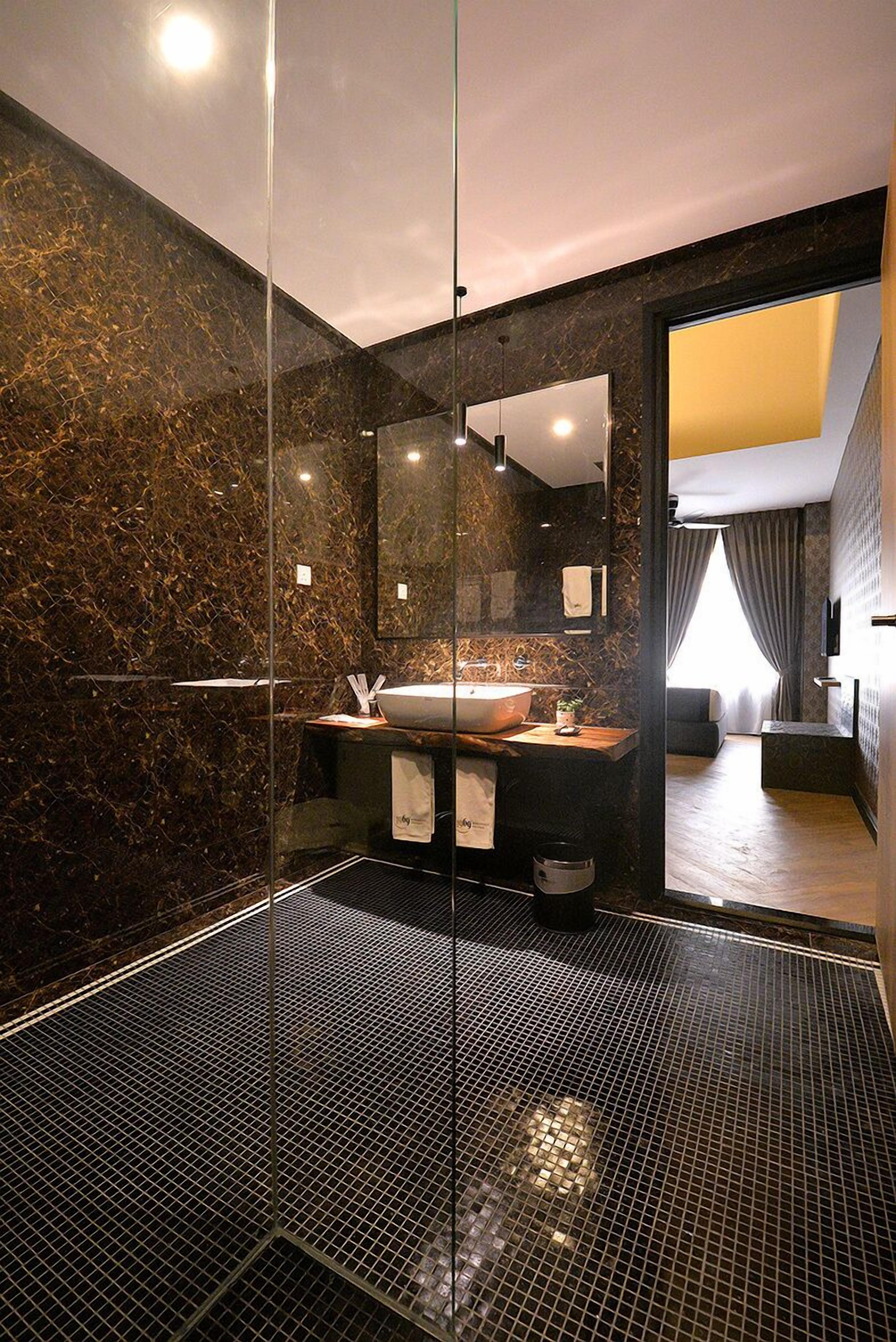 shower, rainfall showerhead, free toiletries, hair dryer