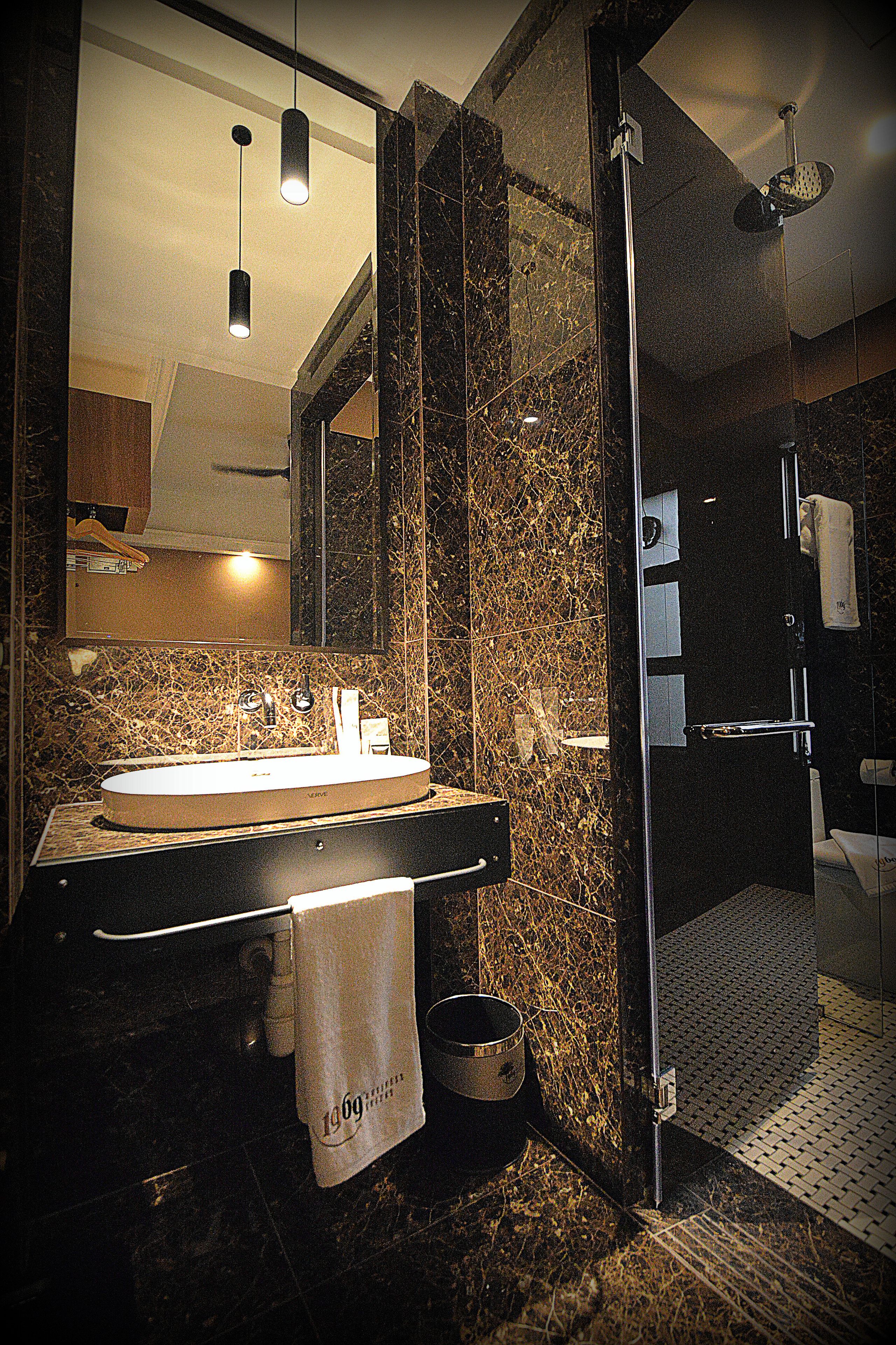 shower, rainfall showerhead, free toiletries, hair dryer