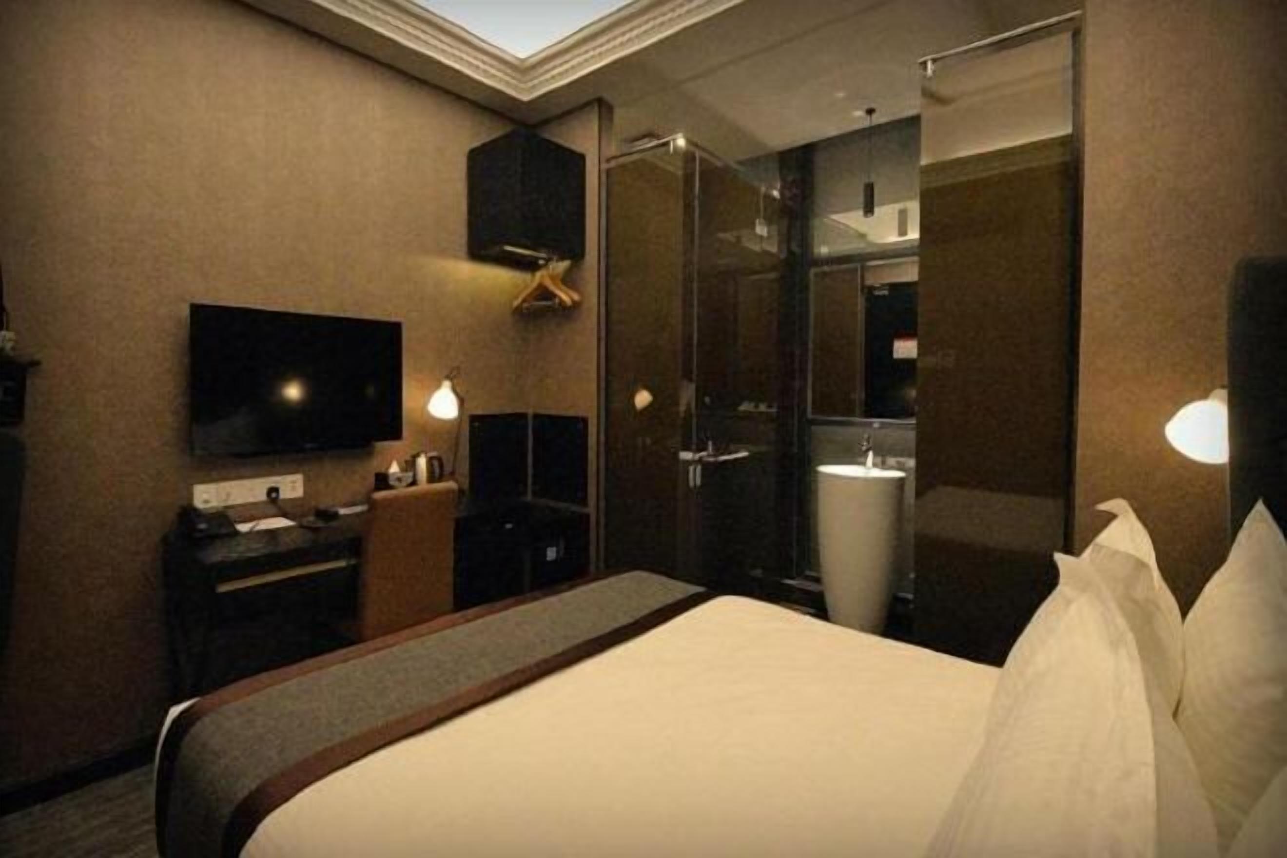 In-room safe, iron/ironing board, free WiFi