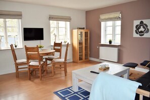 Appartement (Fe 2 Am Kanal) | Woonruimte | Flatscreentelevisie