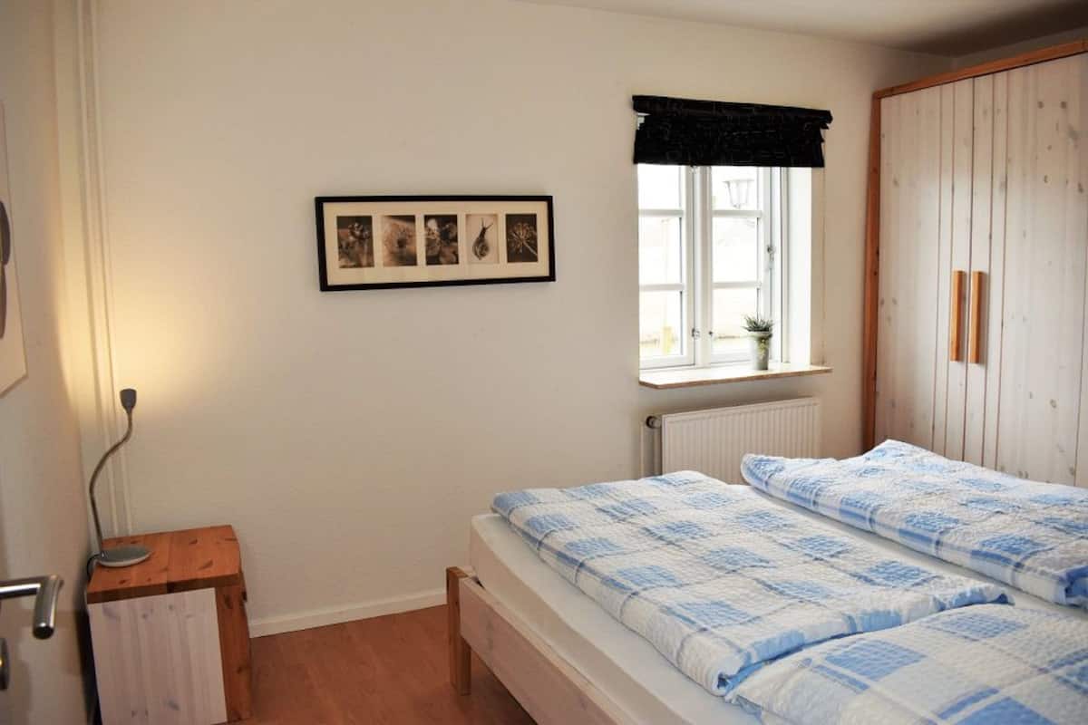 Hypo-allergenic bedding, free WiFi, bed sheets
