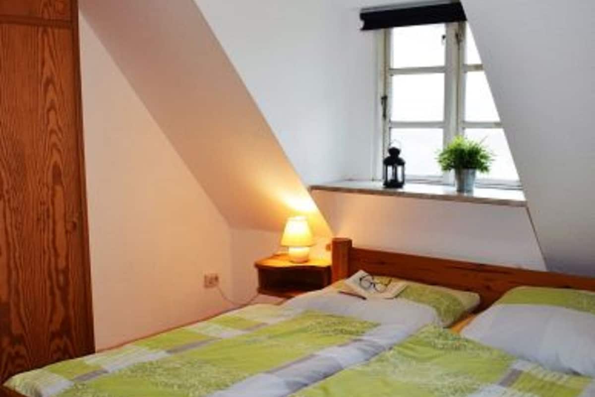 Hypo-allergenic bedding, free WiFi, bed sheets