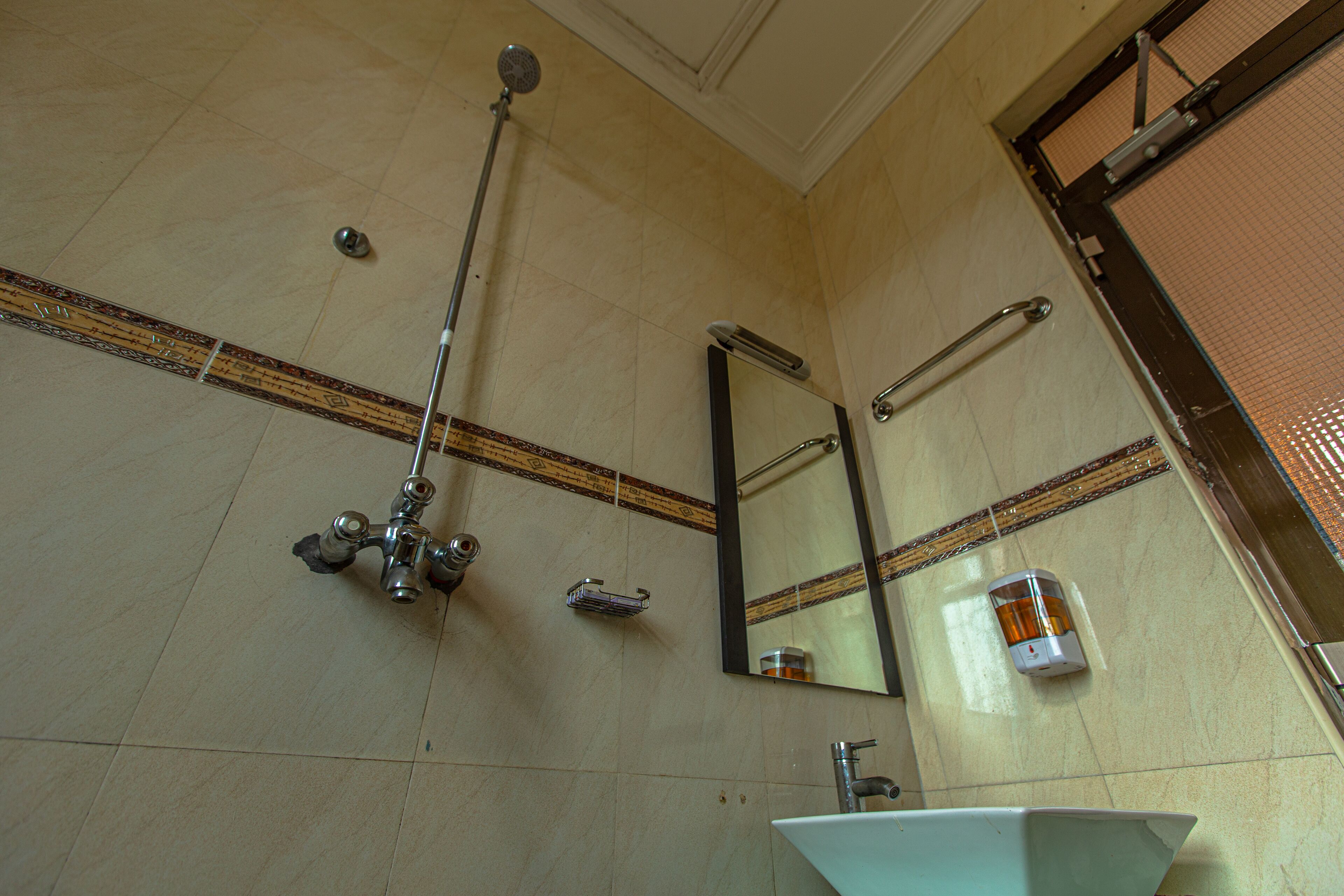 standard cottage | bathroom | combined shower/bathtub, free toiletries, slippers, soap