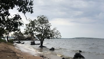 På stranden