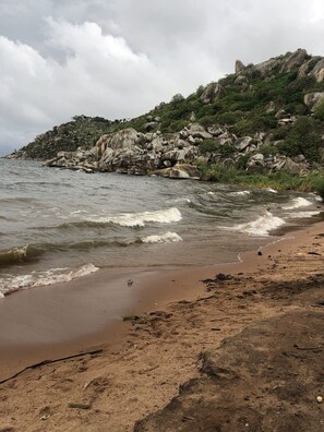 På stranden
