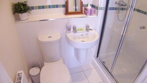Appartement, 2 slaapkamers | Badkamer | Een bad/douchecombinatie, gratis toiletartikelen, een haardroger