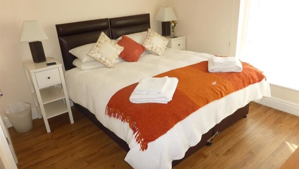 Appartement, 2 slaapkamers | 1 slaapkamer, een bureau, een strijkplank/strijkijzer, gratis wifi