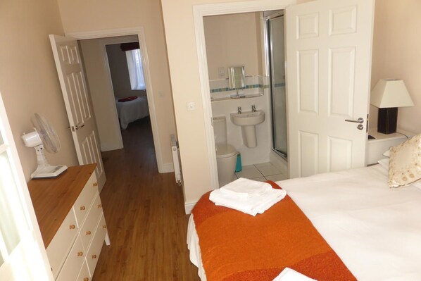 Apartment, 2 Bedrooms | 1 bedroom, desk, iron/ironing board, free WiFi - Windmill Lane Short Term Let (Cambridge)