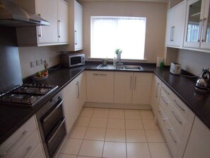 Apartment, 2 Bedrooms | Private kitchen | Fridge, microwave, oven, stovetop - Windmill Lane Short Term Let (Cambridge)