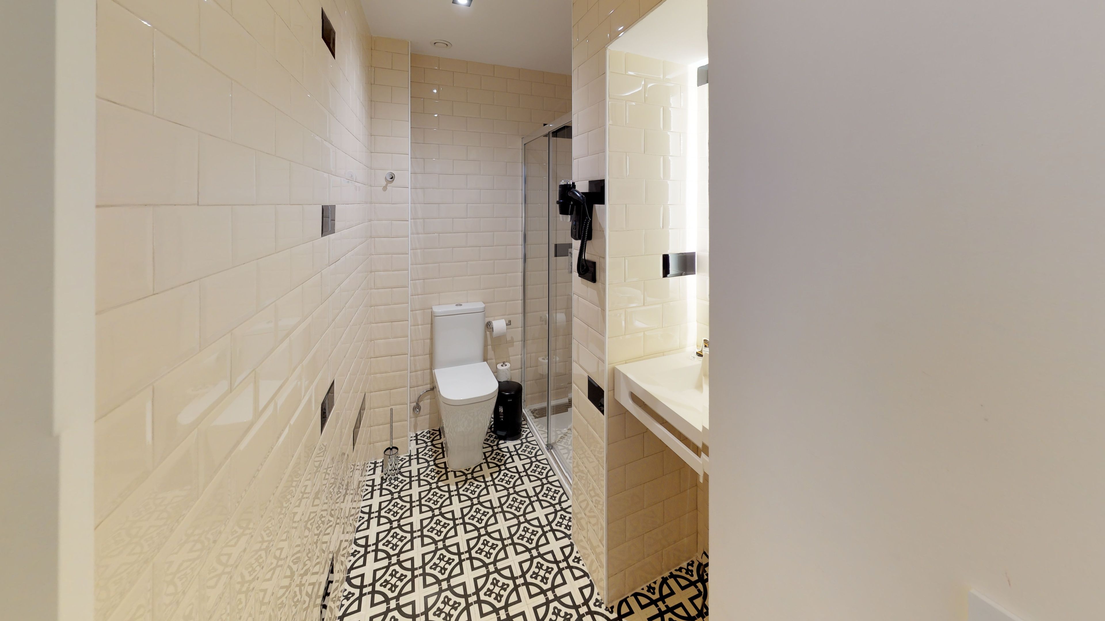 deluxe double room | bathroom | shower, towels