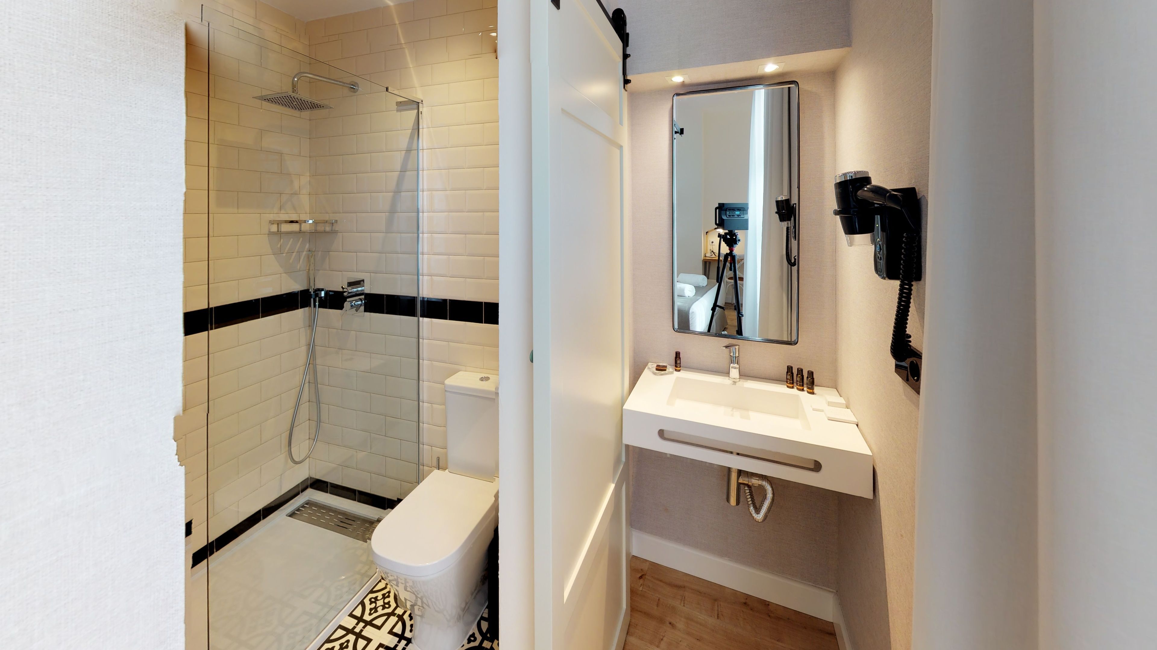 superior double room | bathroom | shower, towels