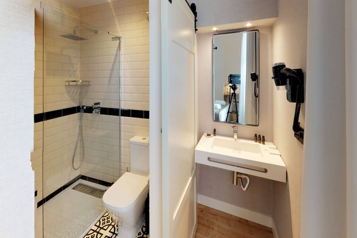 superior double room | bathroom | shower, towels