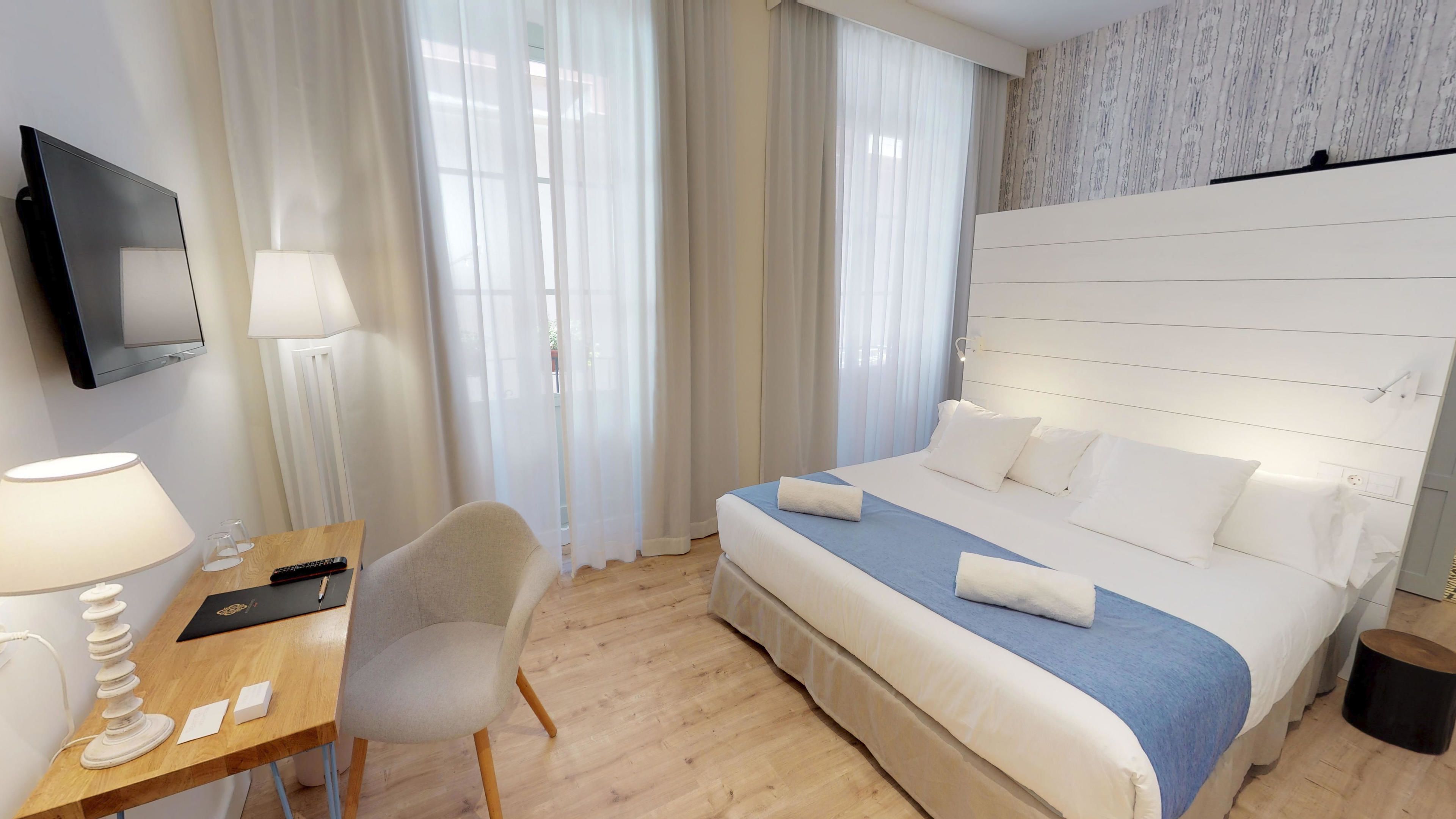 deluxe double room | living area | flat-screen tv