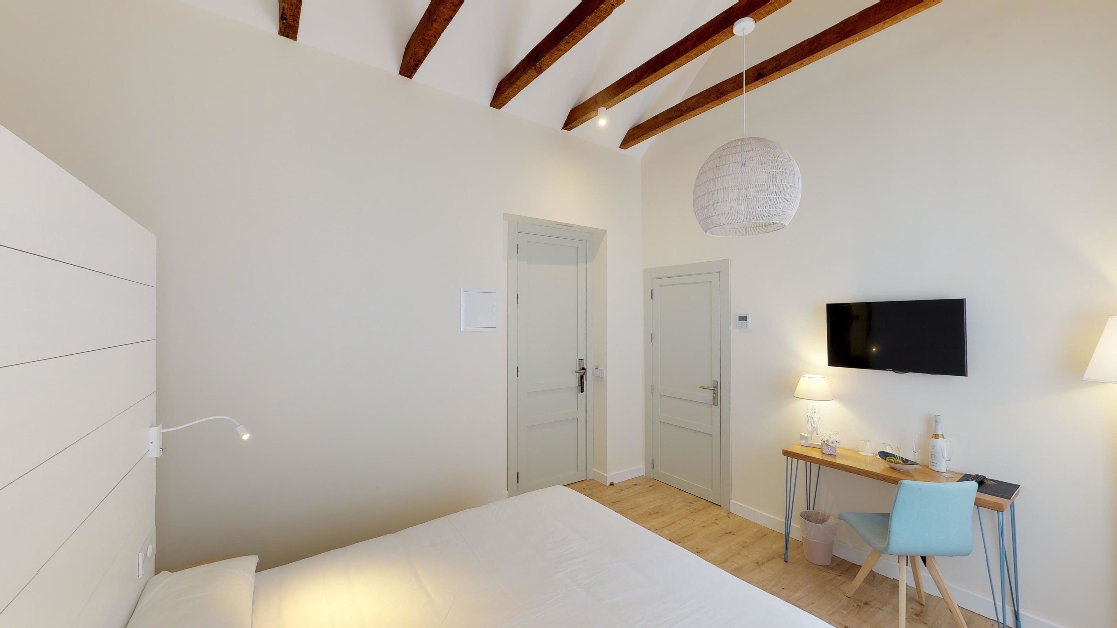 deluxe double room | living area | flat-screen tv