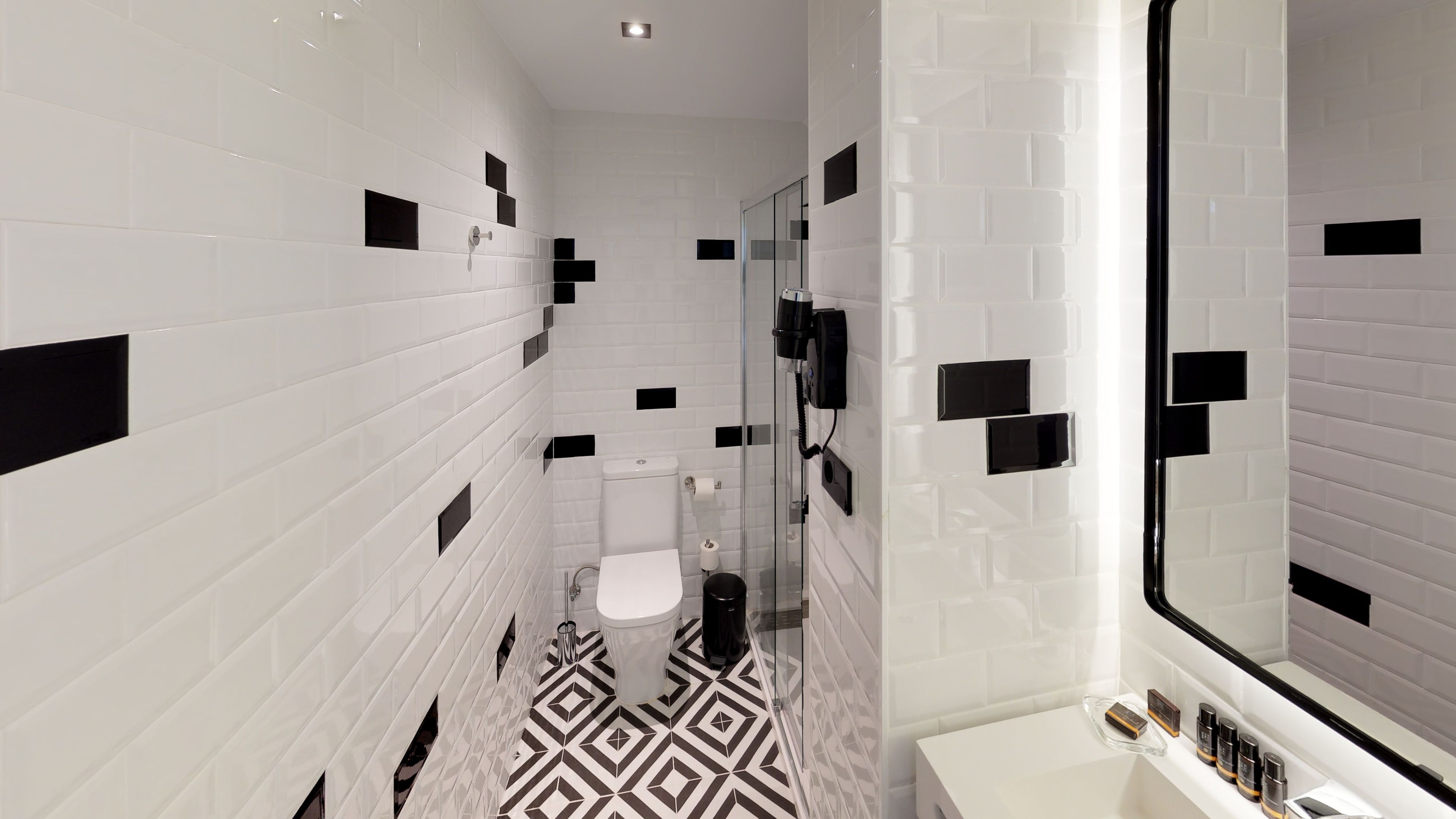 deluxe double room | bathroom | shower, towels