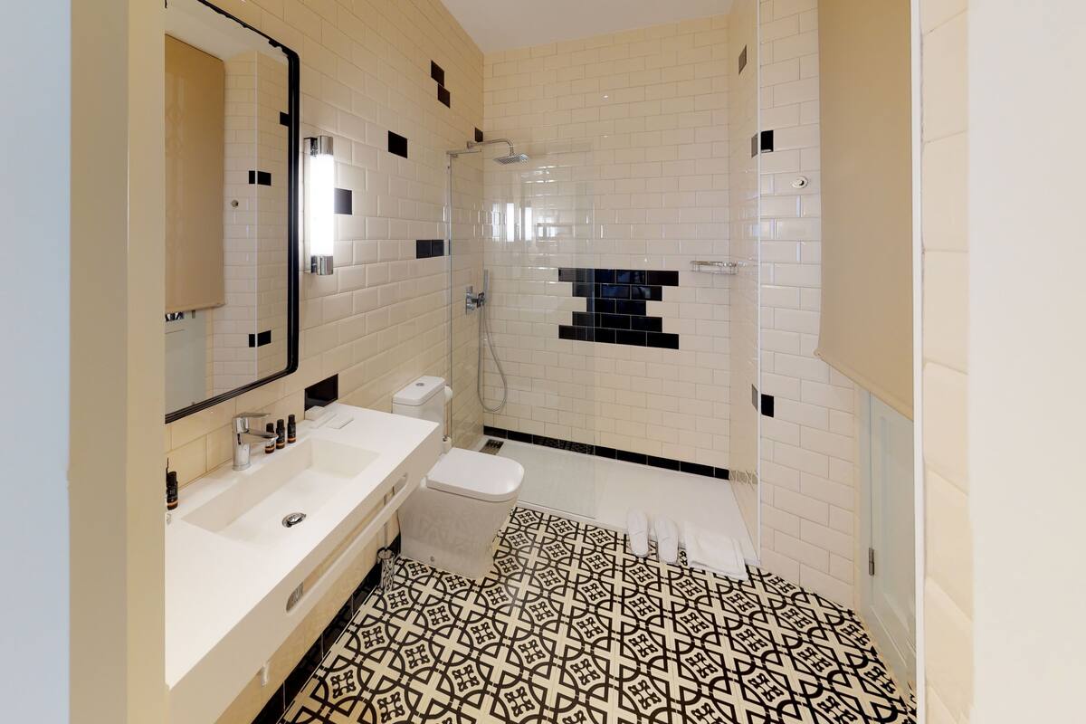 superior double room | bathroom | shower, towels