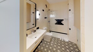 Superior Double Room | Bathroom | Shower, towels