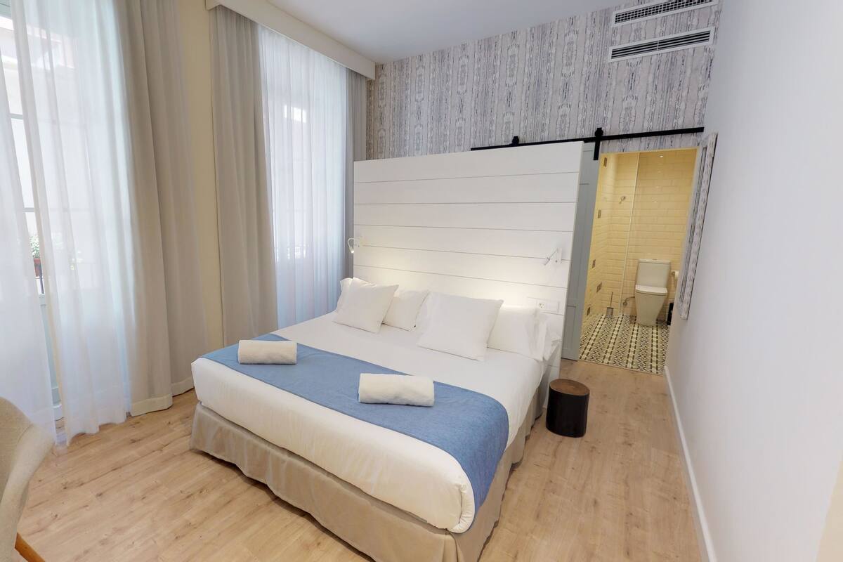 Habitación doble Deluxe | Área de sala de estar | Televisión de pantalla plana