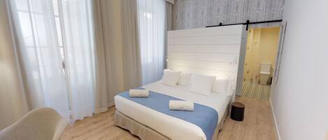 Deluxe Double Room | Living area | Flat-screen TV