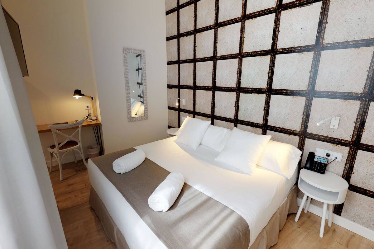 superior double room | living area | flat-screen tv