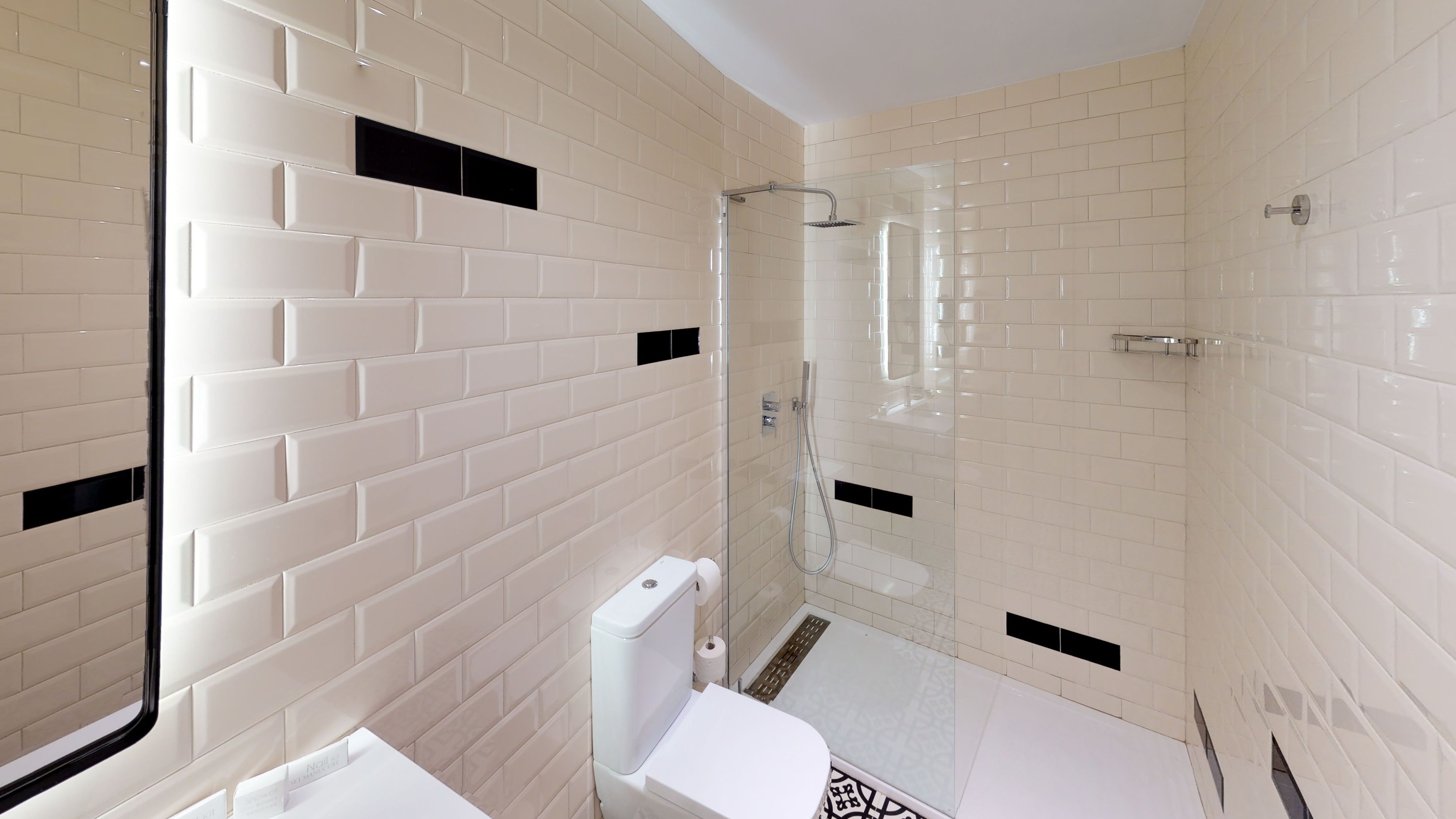 superior double room | bathroom | shower, towels