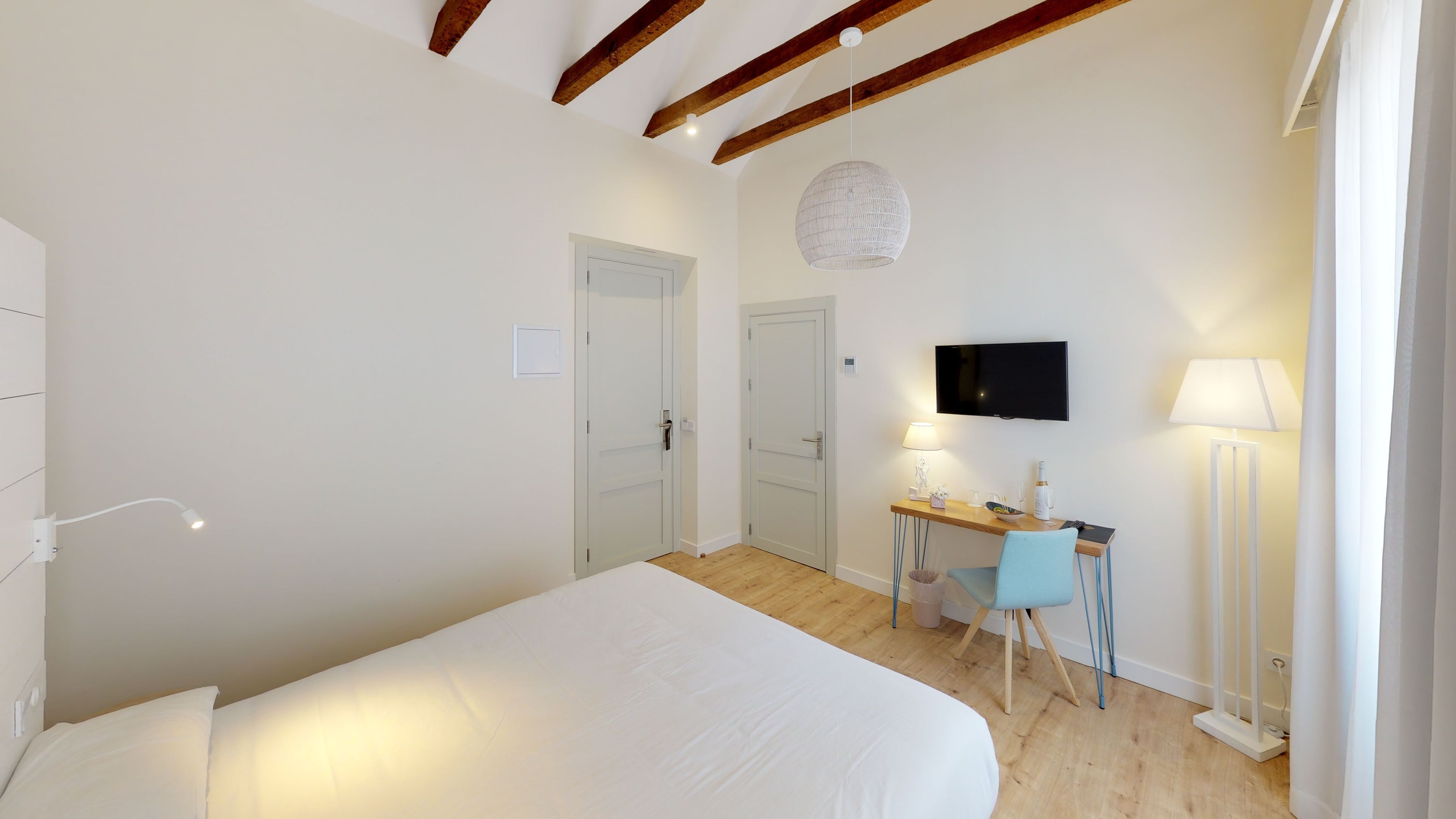 deluxe double room | living area | flat-screen tv