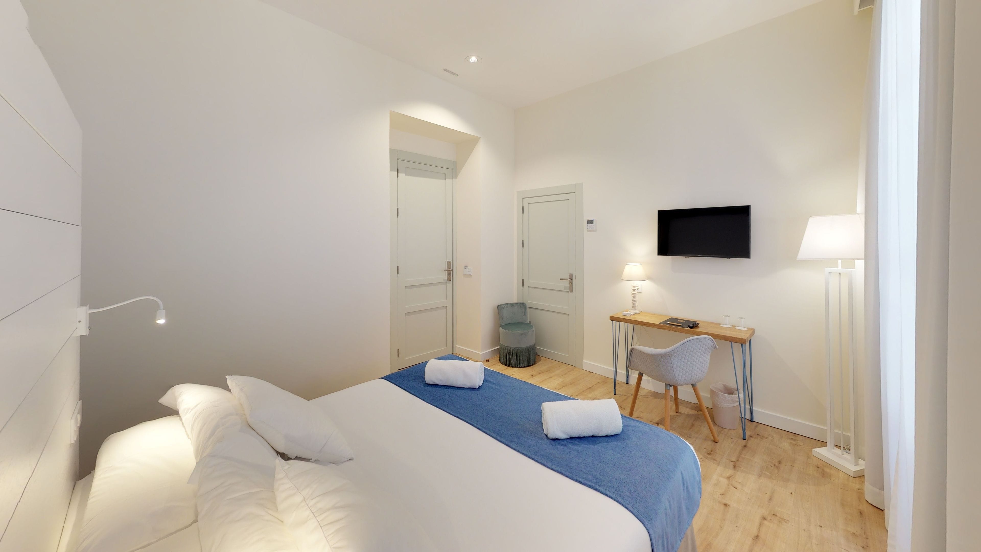 deluxe double room | living area | flat-screen tv