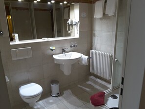 Separate bathtub and shower, deep-soaking bathtub, free toiletries