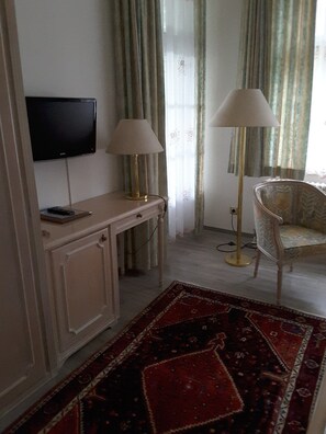Desk, free WiFi