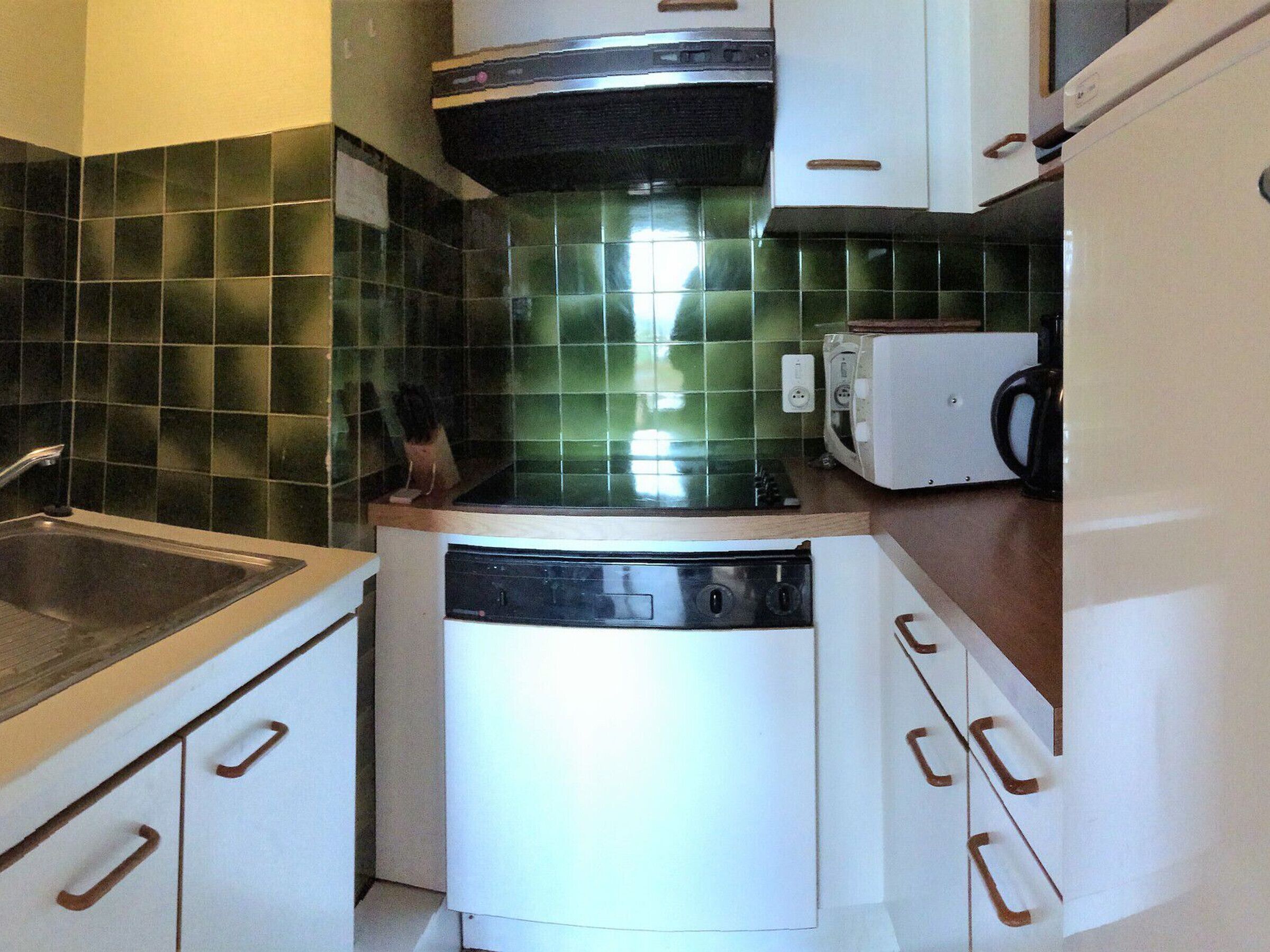 Fridge, oven, dishwasher, coffee/tea maker