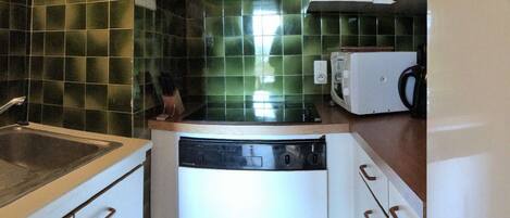 Fridge, oven, dishwasher, coffee/tea maker