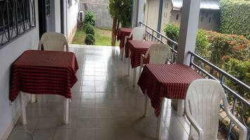 Frühstück, Mittagessen, Abendessen, lokale Küche