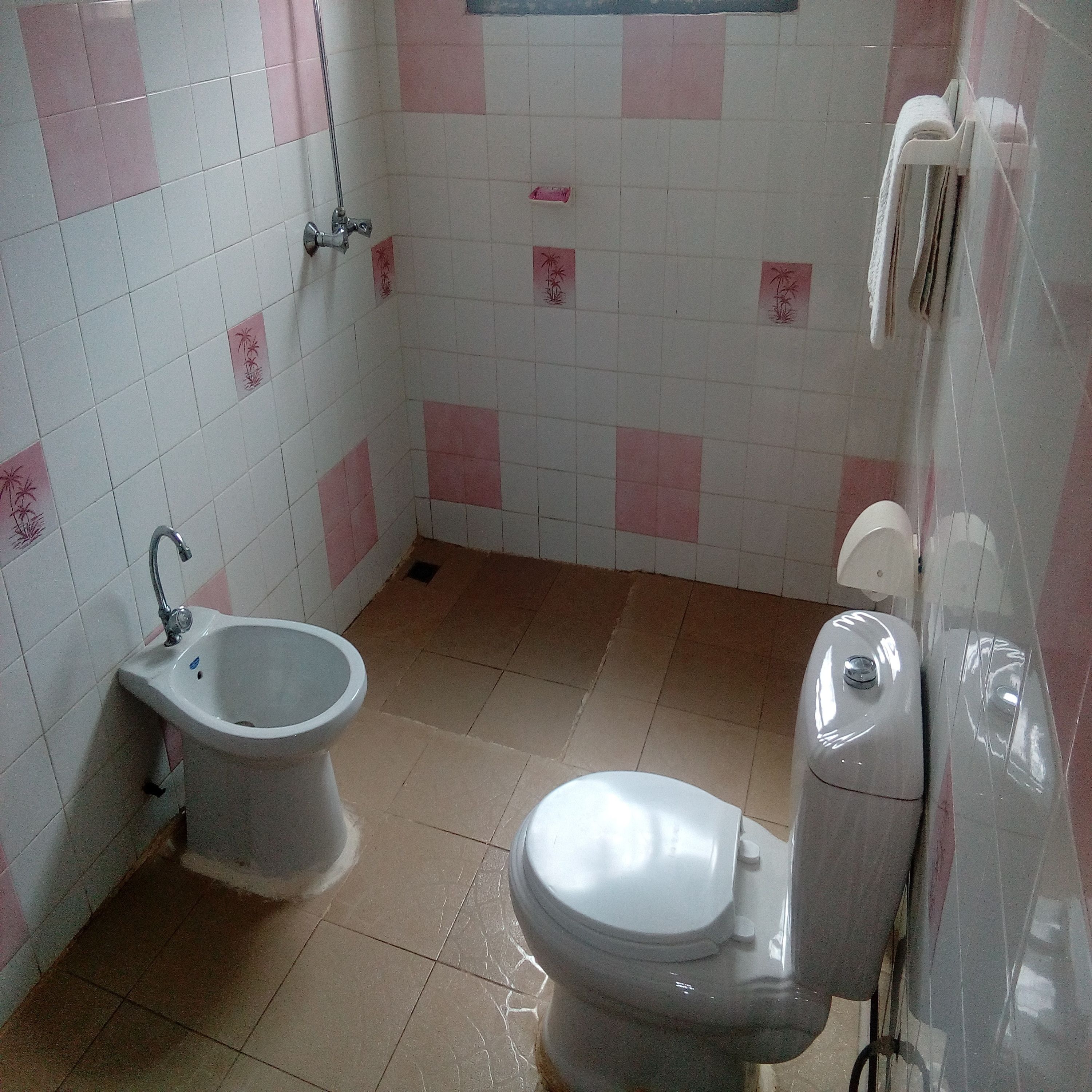 Grand-Doppelzimmer | Badezimmer | Dusche, Regendusche, kostenlose Toilettenartikel, Handtücher