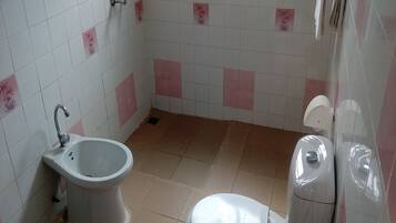 Grand-Doppelzimmer | Badezimmer | Dusche, Regendusche, kostenlose Toilettenartikel, Handtücher