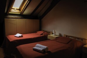 Escritorio, insonorización y tabla de planchar con plancha