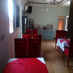 Breakfast, lunch and dinner served - Hôtel Cauris d'Or (Bouake)