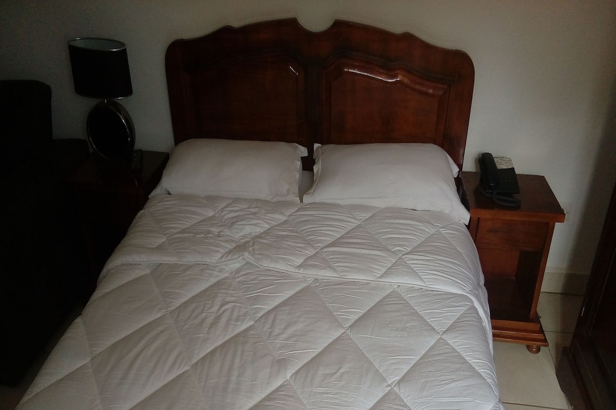 Suite básica | 1 habitación, ropa de cama de alta calidad, escritorio y wifi gratis