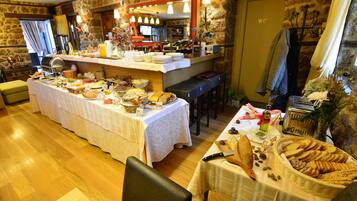 Un bufé de desayuno con diversos alimentos, una estación de café y una bodega de vinos.