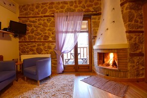 Apartamento, 2 habitaciones, chimenea | Zona de estar | Una televisión de pantalla plana, una chimenea, un reproductor de DVD