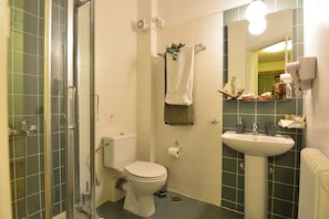 Superior-Doppelzimmer, Kamin | Badezimmer | Kostenlose Toilettenartikel, Haartrockner, Hausschuhe, Handtücher