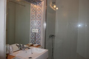 Douche, bidet, serviettes fournies