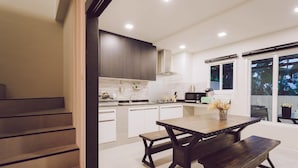 3-Bedroom Pool Villa  | Khu vực ăn uống tại phòng
