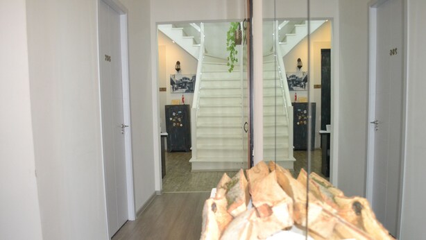 A hallway with a staircase leading to a landing. - Guest House 36 (Tbilisi)