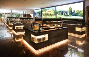 Breakfast buffet - Hotel Parklon (Kassel)