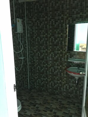 Kamar Standar | Kamar mandi | Shower dan perlengkapan mandi gratis