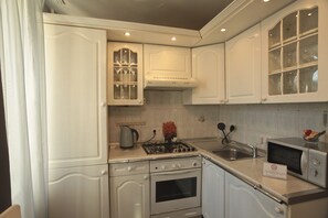 豪華公寓 | 私人廚房 | 電冰箱、微波爐、烤箱、爐台