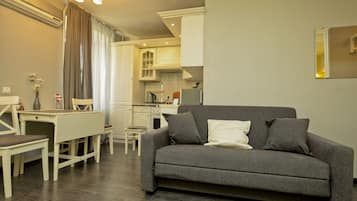 Deluxe-Apartment | Hochwertige Bettwaren, schallisolierte Zimmer, Bügeleisen/Bügelbrett