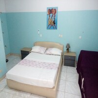 Habitación Confort doble | 1 dormitorio, escritorio, cortinas opacas y camas supletorias