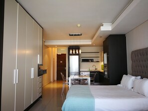 Premium bedding, in-room safe, desk, laptop workspace - Island Letting-Crystal towers (Cape Town)