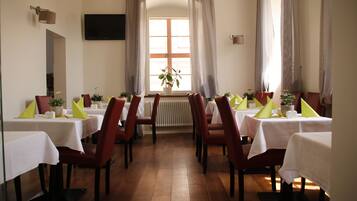 Tägliches Frühstück mit Selbstbedienung (7.50 EUR pro Person)